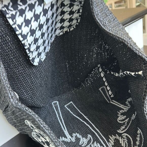 Vera Bradley, rare shoulder, tote, beach, palm tree, hounds, tooth, like new - Picture 13 of 13